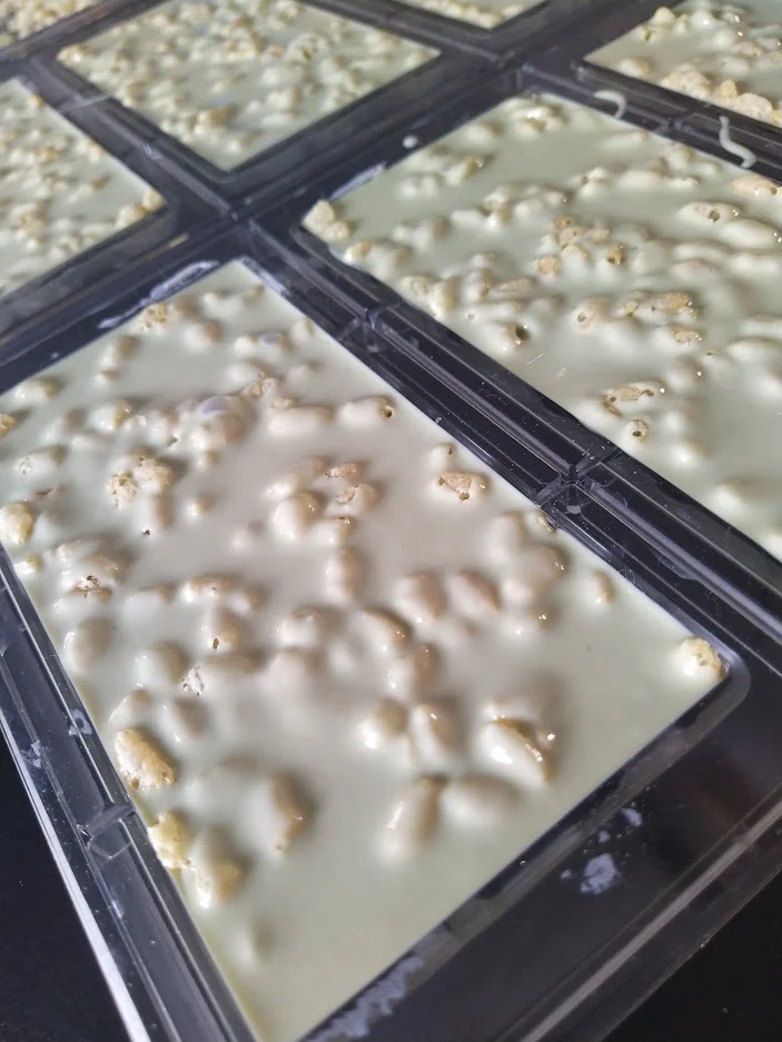 chocolatisserie-produits-chocolat-blanc tablettes de chocolat : vanille, canelle, noir, lait
